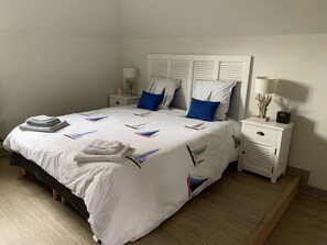 6 Schlafzimmer, Schreibtisch, Bügeleisen/Bügelbrett, Reisekinderbett
