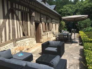 Outdoor dining - Splendid Authentic Norman Residence with swimming pool and tennis court (Saint-Hymer)