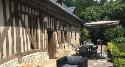 Herrliche authentische normannische Residenz mit Swimmingpool und Tennisplatz