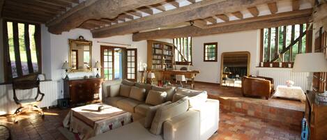 TV connectée, cheminée, lecteur de DVD, baby-foot