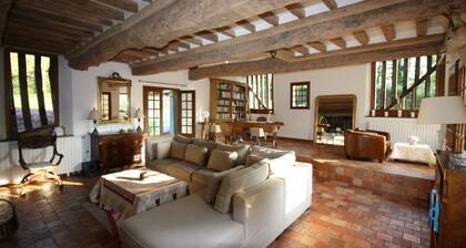 Herrliche authentische normannische Residenz mit Swimmingpool und Tennisplatz