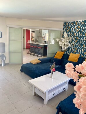 Smart TV, DVD player, table tennis, books