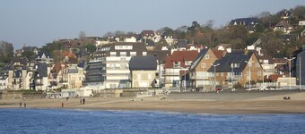 2 rom med havutsikt på små trær i Norman stil residence 