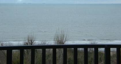2 Rooms SEA VIEW on small trees in Norman style residence