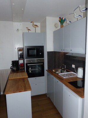 Fridge, microwave, oven, stovetop - 2 Rooms SEA VIEW on small trees in Norman style residence  (Benerville-Sur-Mer)