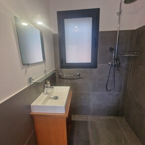 Douche, sĂšche-cheveux, serviettes fournies, savon