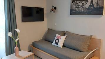 Una televisión, libros