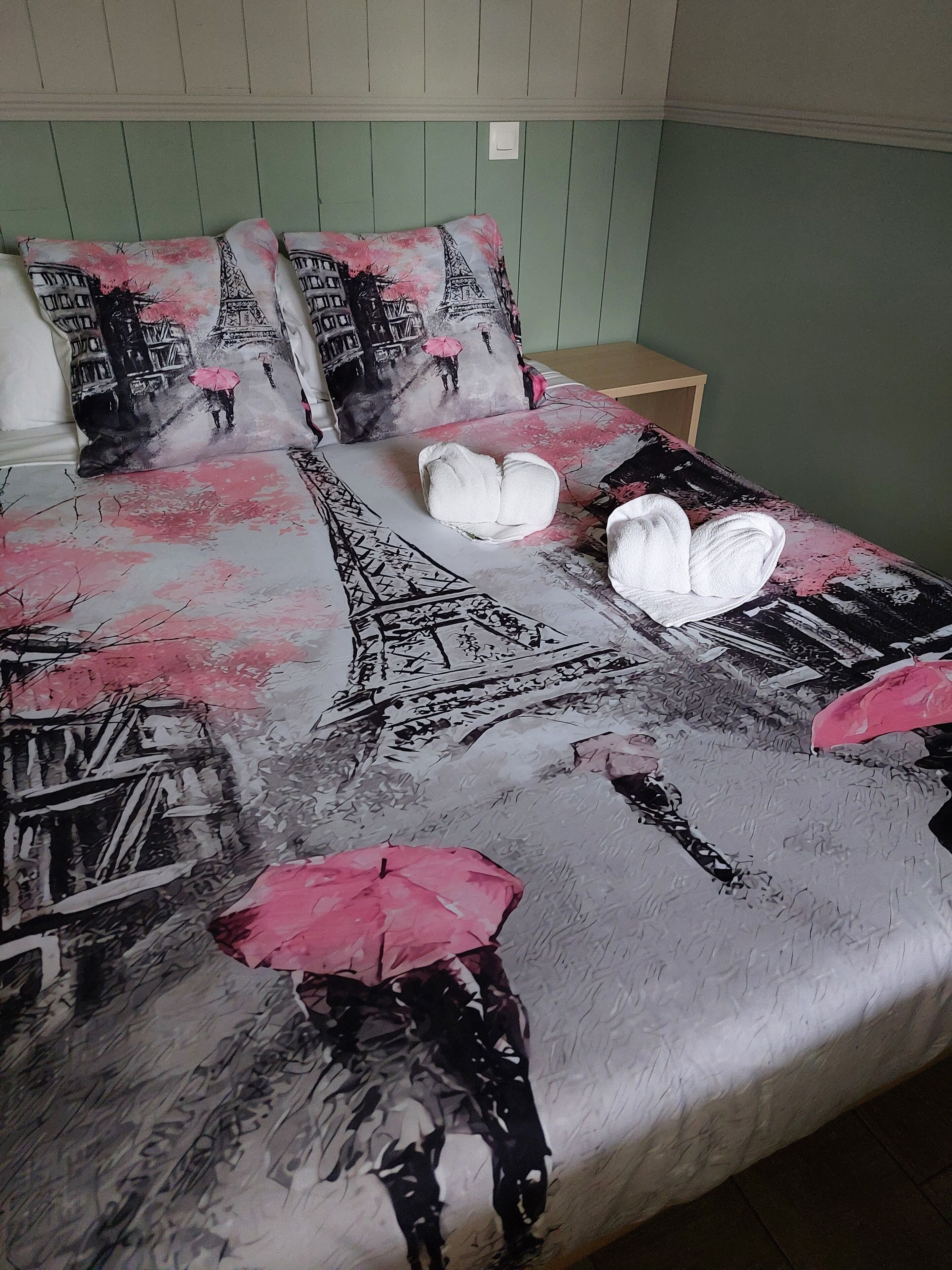 1 chambre, fer et planche à repasser, lit parapluie, Wi-Fi gratuit