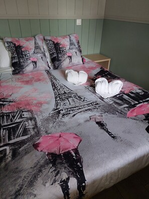 1 habitación, tabla de planchar con plancha y cuna de viaje