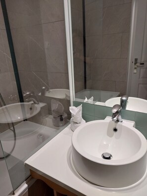 Sèche-cheveux, serviettes fournies, savon, papier toilette