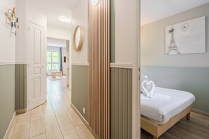 1 habitación, tabla de planchar con plancha y cuna de viaje 