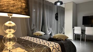 4 camere, una cassaforte in camera, una scrivania, ferro/asse da stiro