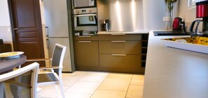 Réfrigérateur, micro-ondes, four, plaque de cuisson