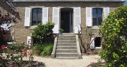 Stereden vor une maison de pĂȘcheur en pierre, proche des plages et commerce