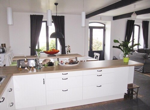 Stereden vor une maison de pêcheur en pierre, proche des plages et commerce 