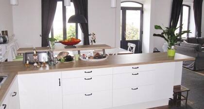 Stereden vor une maison de pĂȘcheur en pierre, proche des plages et commerce