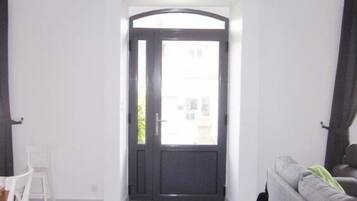 Televisio, takka, videopelejÀ, kirjoja