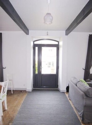 Fernseher, Kamin, Videospiele, Bücher