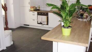 JÀÀkaappi, mikroaaltouuni, uuni, liesi