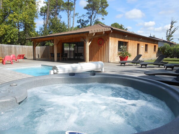 Outdoor spa tub