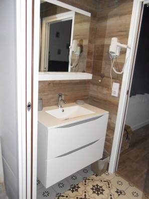 Bathtub, hair dryer, towels