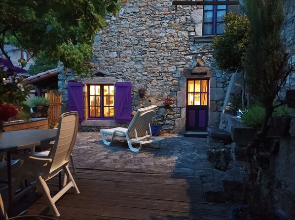 Outdoor dining - Authentic house in the Dourbie valley 5 km from Millau (Millau)