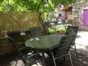 Outdoor dining - Authentic house in the Dourbie valley 5 km from Millau (Millau)