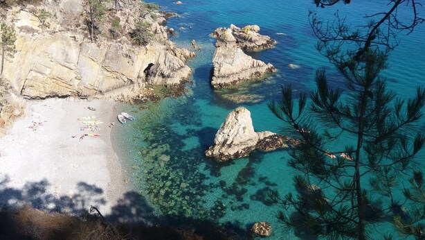 A coastal beach with clear turquoise water, rocky formations, and sparse vegetation. - Old stone house between Crozon and Camaret (sea 200m) (Crozon)