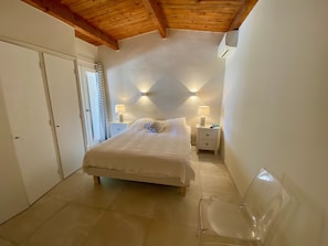 4 bedrooms, iron/ironing board, free WiFi, bed sheets