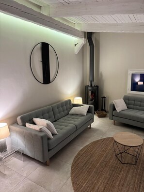 Fernseher, Kamin, Tischtennisplatte