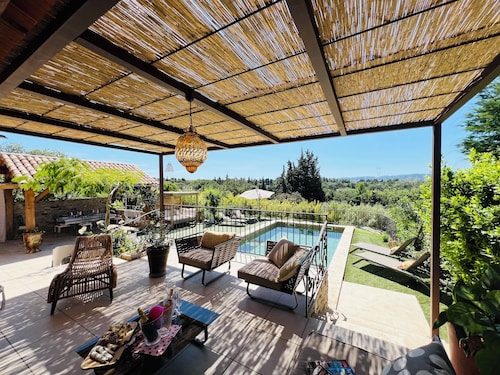 Adorable villa with private swimming pool and a superb view of the mountains