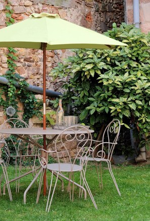 Outdoor dining - Charming house on the wine route in the "VILLAGE PRÉFÉRÉ DES FRANÇAIS 2022" (FRENCH FAVORITE VILLAGE 2022) (Bergheim)