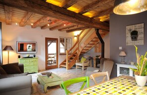 Fernseher, Kamin, DVD-Player, Tischfußball