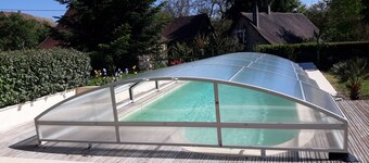 Maison ancienne située sur exploitation agricole pommes-fruits rouges