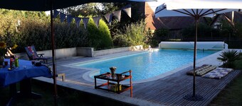 Maison ancienne située sur exploitation agricole pommes-fruits rouges