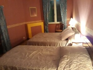 4 chambres, fer et planche à repasser, Wi-Fi, draps fournis