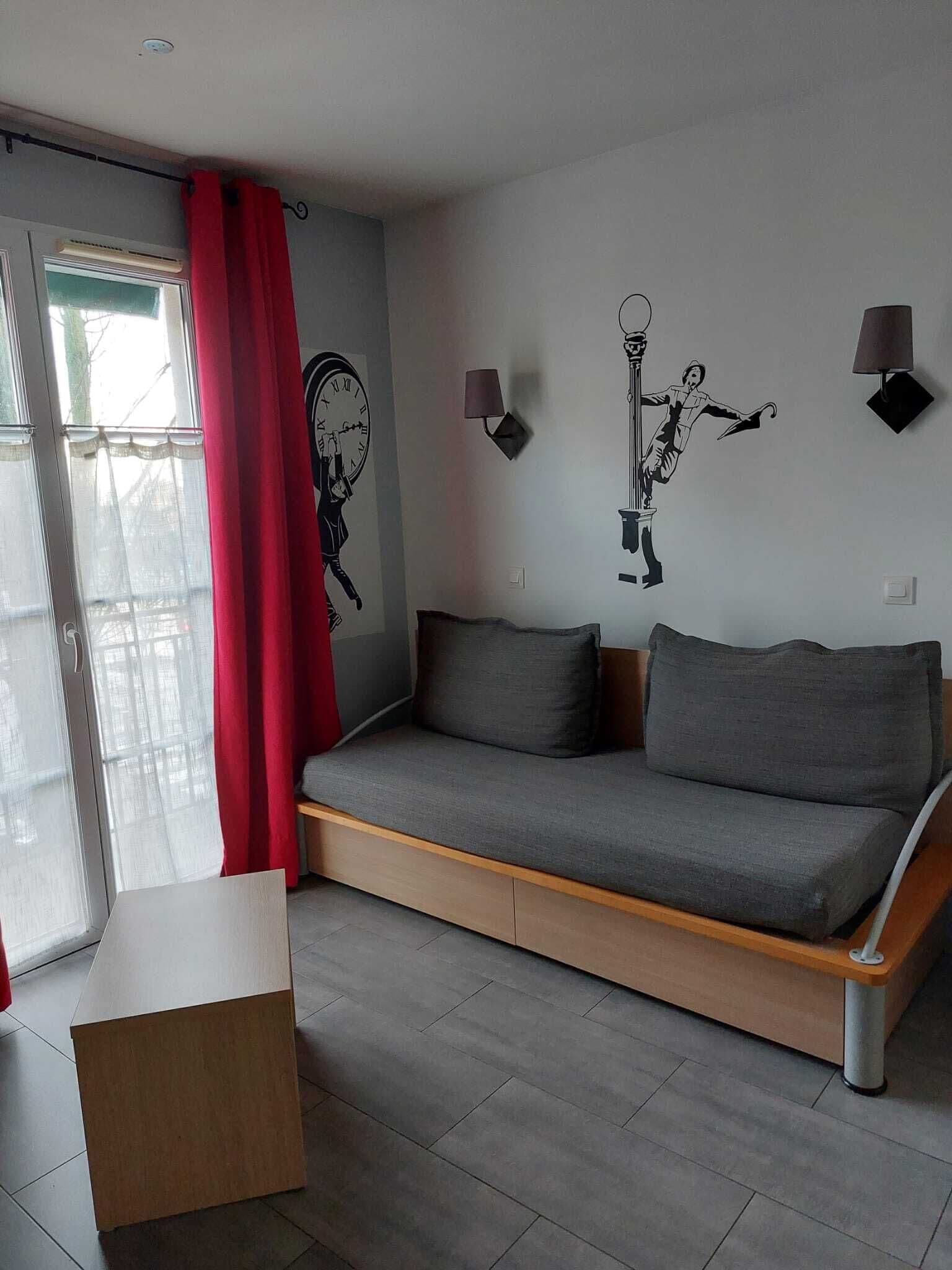 Fernseher, Tischfußball, Bücher