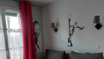 Fernseher, Tischfußball, Bücher