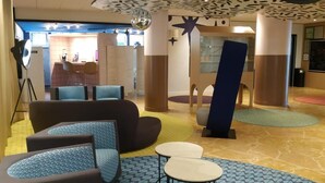 Een moderne zithoek met banken, een salontafel en een kamerbreed tapijt.