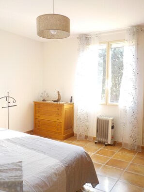 4 bedrooms, iron/ironing board, travel cot, WiFi