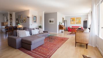 Télévision, lecteur de DVD, livres, médiathÚque