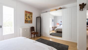 2 chambres, bureau, fer et planche Ă repasser, lit parapluie