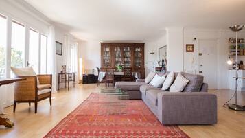 Télévision, lecteur de DVD, livres, médiathÚque