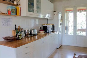 Een koelkast, een microgolfoven, een oven, een kookplaat