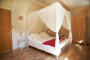 4 bedrooms, desk, iron/ironing board, travel crib
