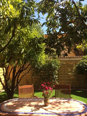 Outdoor dining - Completely renovated house with swimming pool, garden, parking, A/C, in Argelès (Argelès-Sur-Mer)