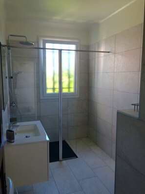 Combined shower/bathtub, hair dryer, towels - Completely renovated house with swimming pool, garden, parking, A/C, in Argelès (Argelès-Sur-Mer)