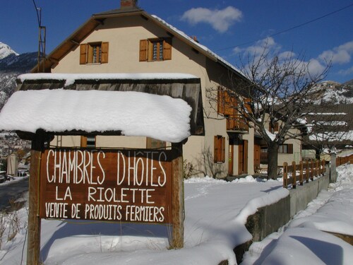 1.5 km from the Serre Chevalier ski resort.