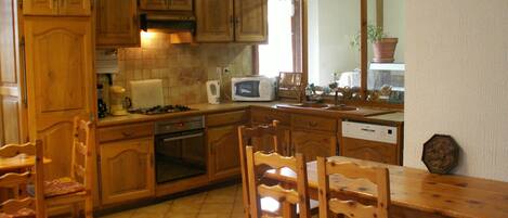 Refrigerador, microondas, horno y lavavajillas