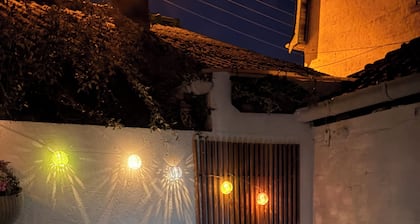 Maison paisible au cĆur du centre, au calme, avec parking & fibre. 4-6 pers.